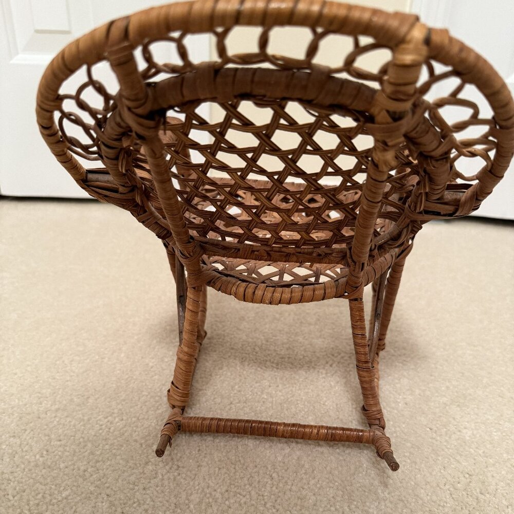 Rattan rocker for dolls playtime fun - Picture 2 of 5
